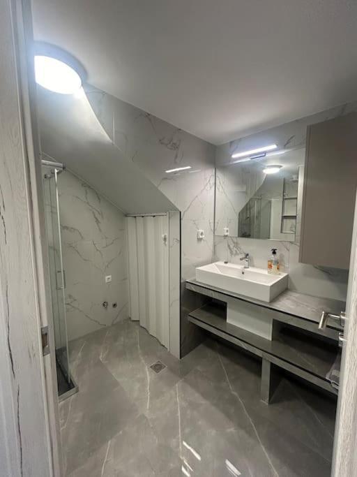 Luxury Apt 5Min To Metro Nikaia Piraeus Bagian luar foto