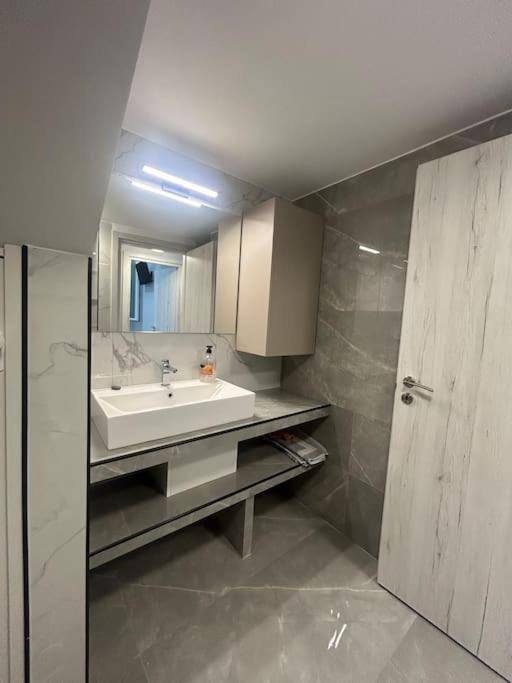 Luxury Apt 5Min To Metro Nikaia Piraeus Bagian luar foto